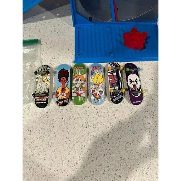 Tech deck ramp with tech decks bz - Picture 4 of 7